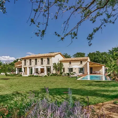 Olivia Saint-Tropez